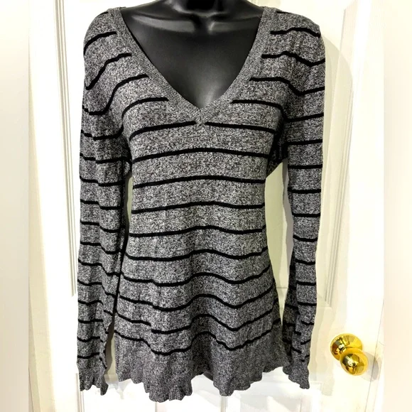 Mossimo Sweater - Picture 1 of 3